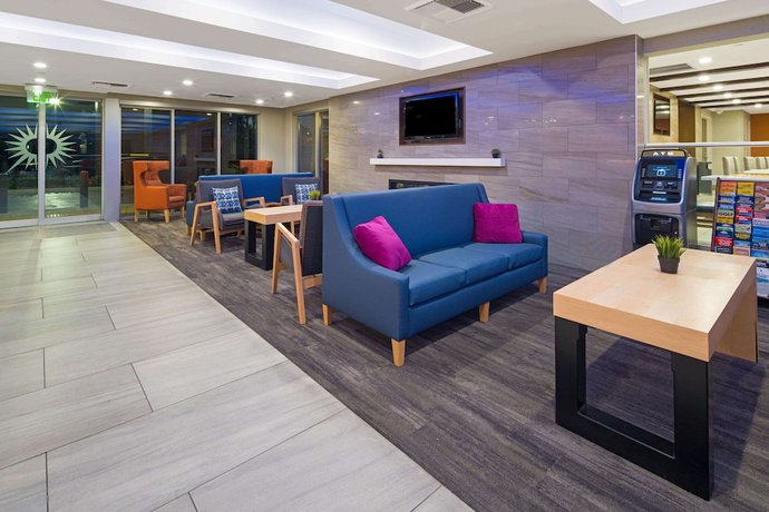 Imagen de los interiores del Hotel La Quinta Inn and Suites by Wyndham Orange County Airport. Foto 19