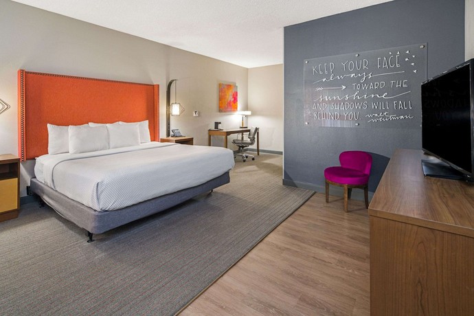Imagen general del Hotel La Quinta Inn and Suites by Wyndham Orange County Airport. Foto 2