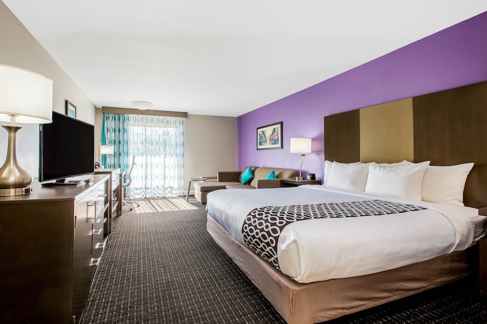 Imagen de la habitación del Hotel La Quinta Inn and Suites by Wyndham Pomona. Foto 1