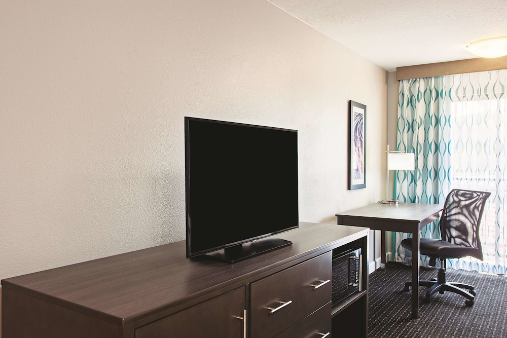 Imagen de la habitación del Hotel La Quinta Inn and Suites by Wyndham Pomona. Foto 2