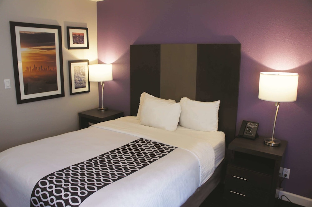 Imagen de la habitación del Hotel La Quinta Inn and Suites by Wyndham Pomona. Foto 9