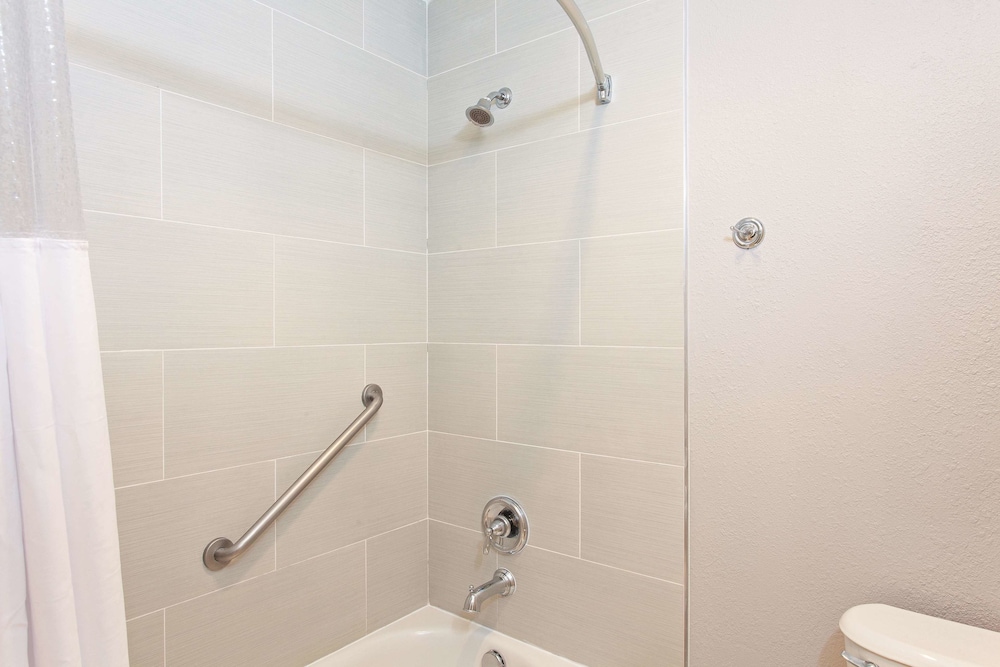 Imagen de la habitación del Hotel La Quinta Inn and Suites by Wyndham Pomona. Foto 10