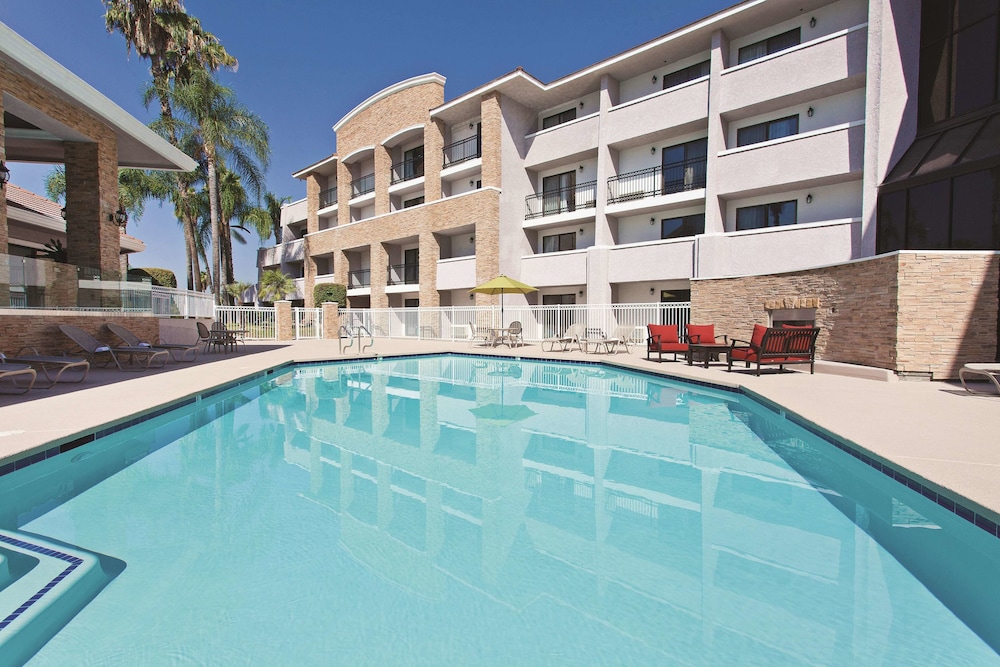 Imagen de la piscina del Hotel La Quinta Inn and Suites by Wyndham Pomona. Foto 20