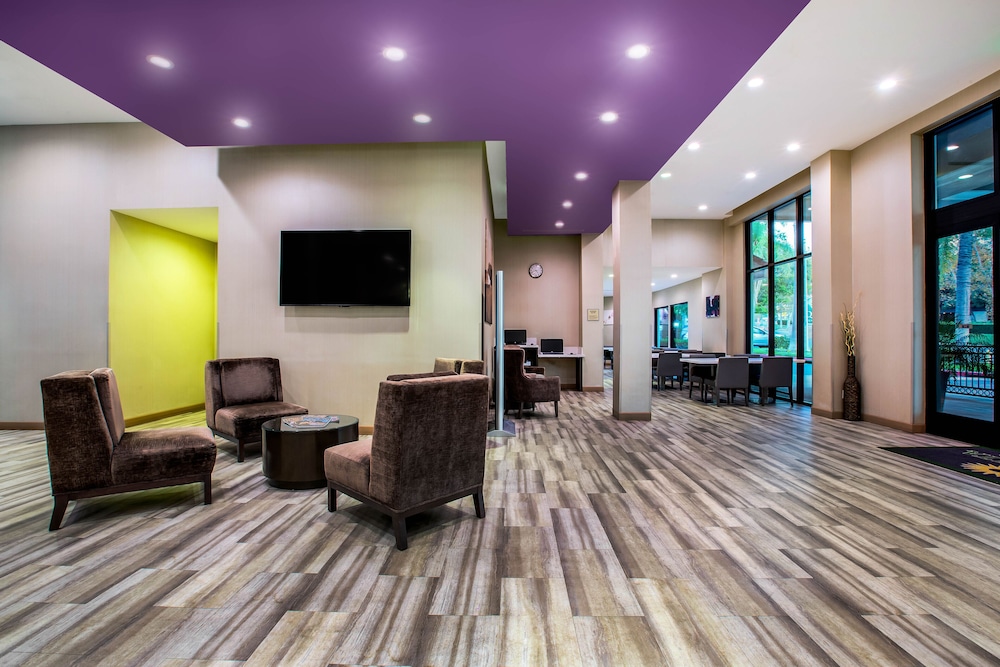 Imagen de los interiores del Hotel La Quinta Inn and Suites by Wyndham Pomona. Foto 19