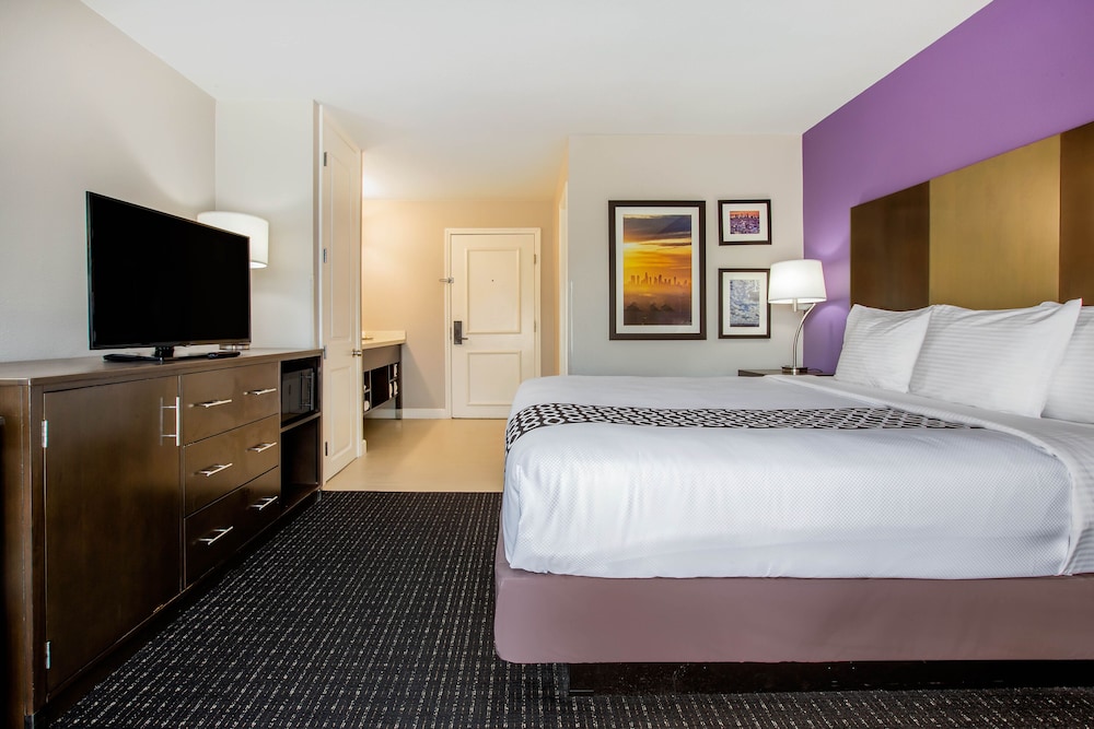 Imagen de la habitación del Hotel La Quinta Inn and Suites by Wyndham Pomona. Foto 15