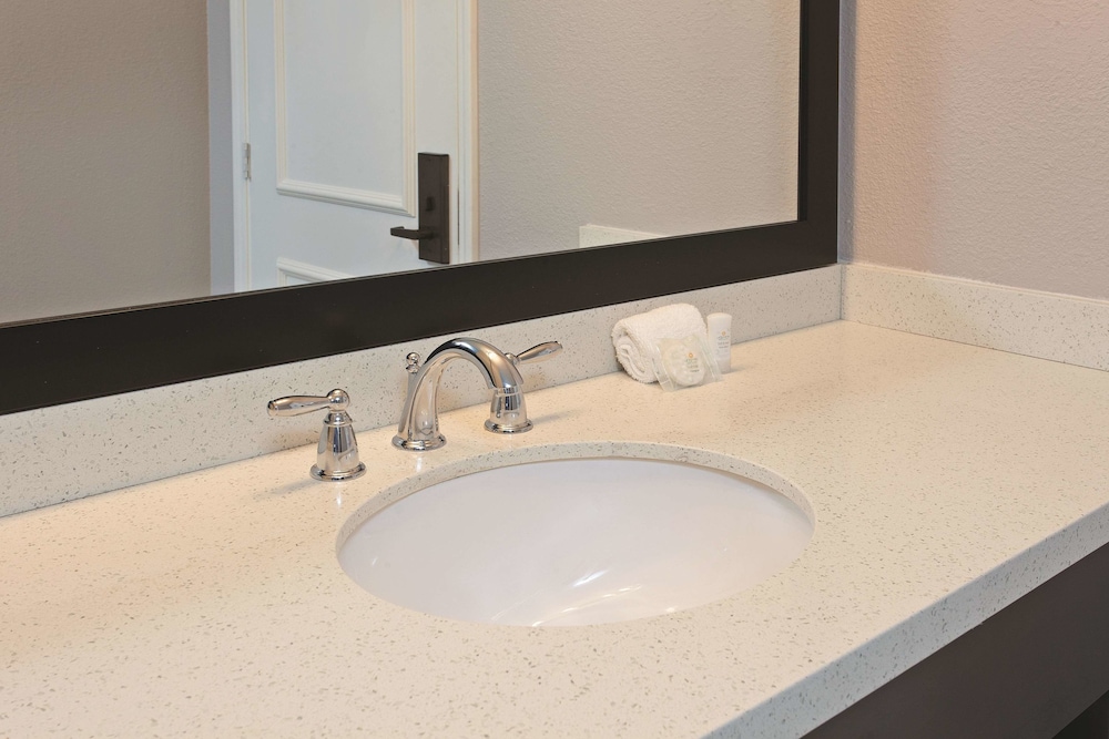 Imagen de la habitación del Hotel La Quinta Inn and Suites by Wyndham Pomona. Foto 16