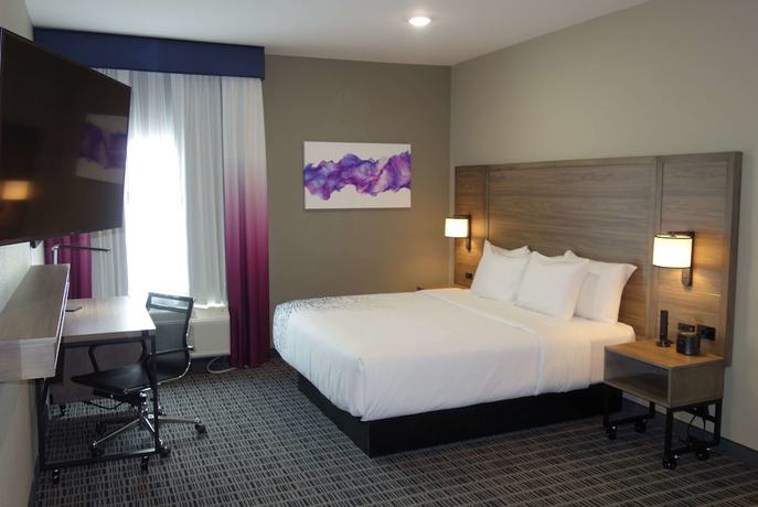 Imagen de la habitación del Hotel La Quinta Inn and Suites by Wyndham San Antonio Alamo City. Foto 7