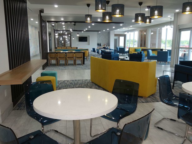 Imagen de los interiores del Hotel La Quinta Inn and Suites by Wyndham San Antonio Alamo City. Foto 16