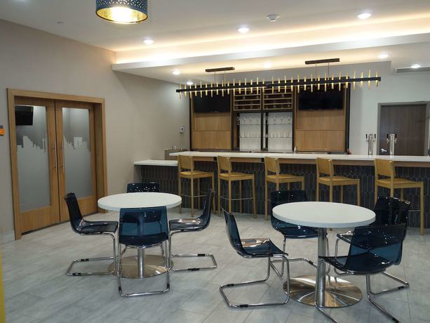 Imagen de los interiores del Hotel La Quinta Inn and Suites by Wyndham San Antonio Alamo City. Foto 17