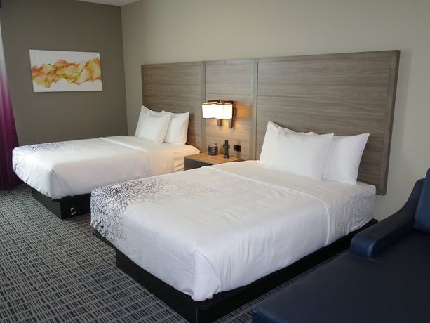 Imagen de la habitación del Hotel La Quinta Inn and Suites by Wyndham San Antonio Alamo City. Foto 10