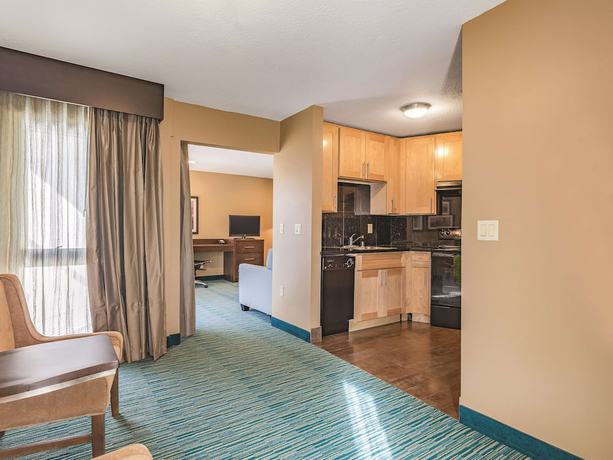 Imagen de la habitación del Hotel La Quinta Inn and Suites by Wyndham San Francisco Airport West. Foto 1