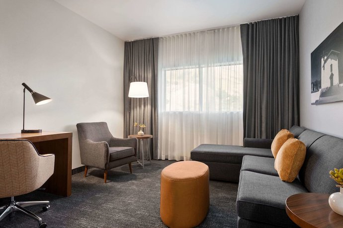 Imagen de la habitación del Hotel La Quinta Inn and Suites by Wyndham San Luis Obispo Downtown. Foto 11