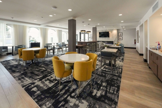Imagen de los interiores del Hotel La Quinta Inn and Suites by Wyndham Santa Cruz. Foto 15
