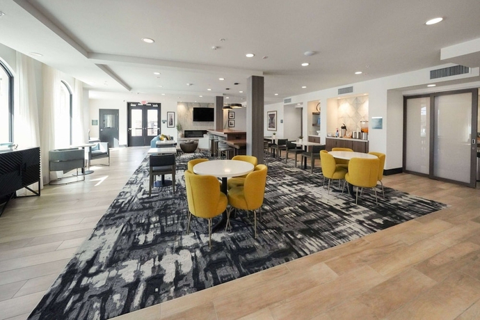 Imagen de los interiores del Hotel La Quinta Inn and Suites by Wyndham Santa Cruz. Foto 16