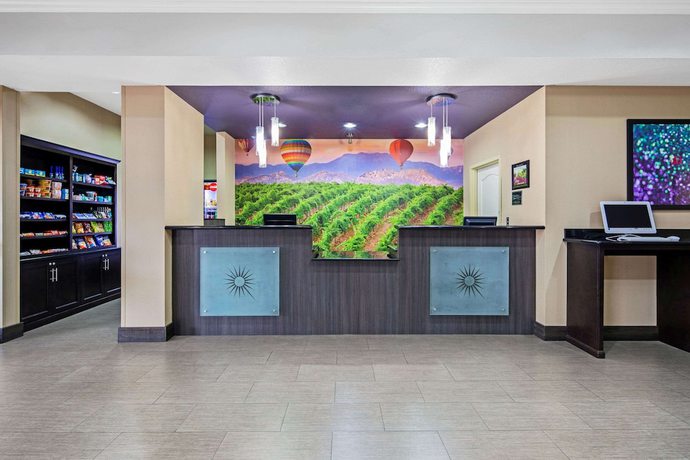 Imagen de los interiores del Hotel La Quinta Inn and Suites by Wyndham Temecula. Foto 19