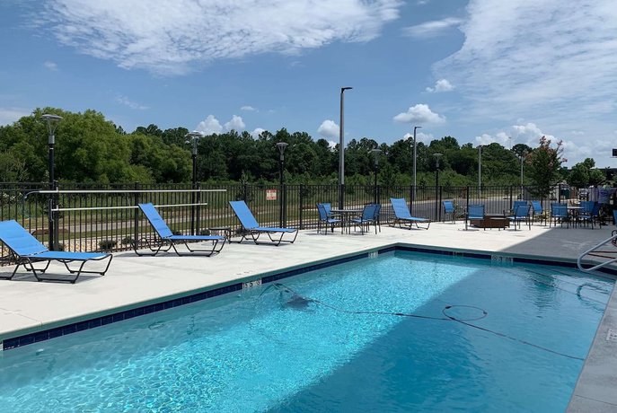 Imagen de la piscina del Hotel La Quinta Inn and Suites by Wyndham Tifton. Foto 16