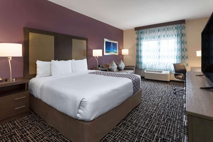 Imagen de la habitación del Hotel La Quinta Inn and Suites by Wyndham Wichita Airport. Foto 17