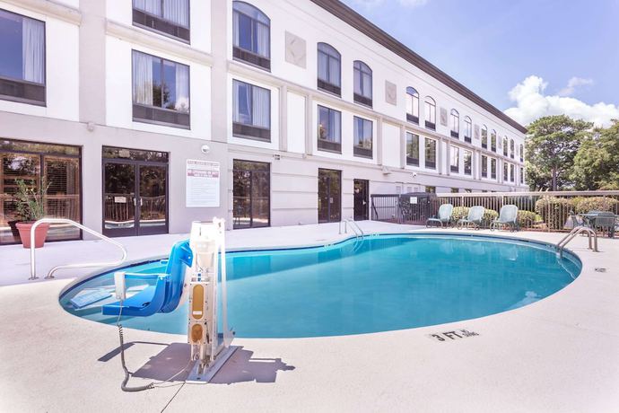 Imagen de la piscina del Hotel La Quinta Inn and Suites by Wyndham-Albany GA. Foto 20