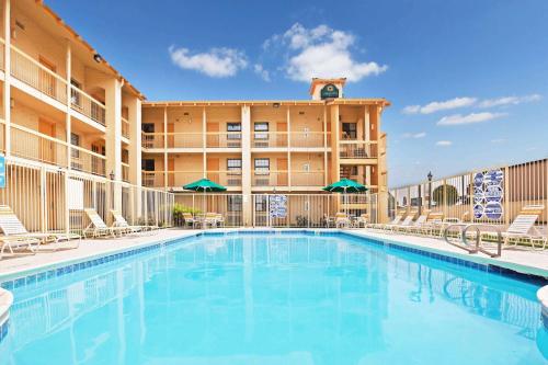 Imagen de la piscina del Hotel La Quinta Inn by Wyndham Amarillo West Medical Center. Foto 7