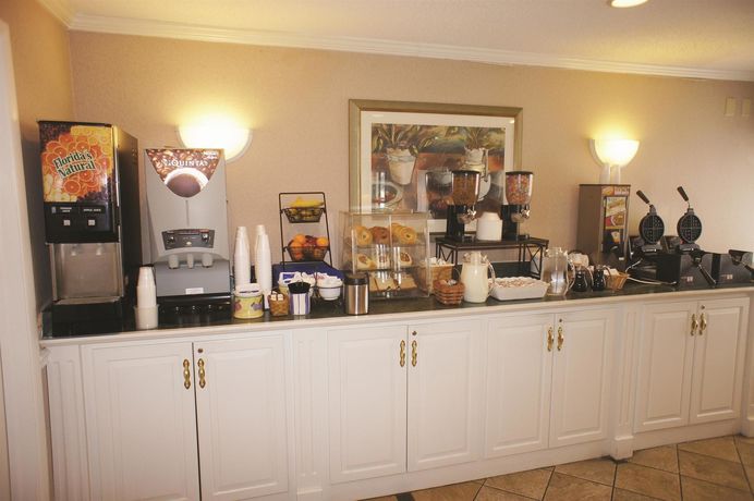 Imagen del bar/restaurante del Hotel La Quinta Inn by Wyndham Cleveland Independence. Foto 2