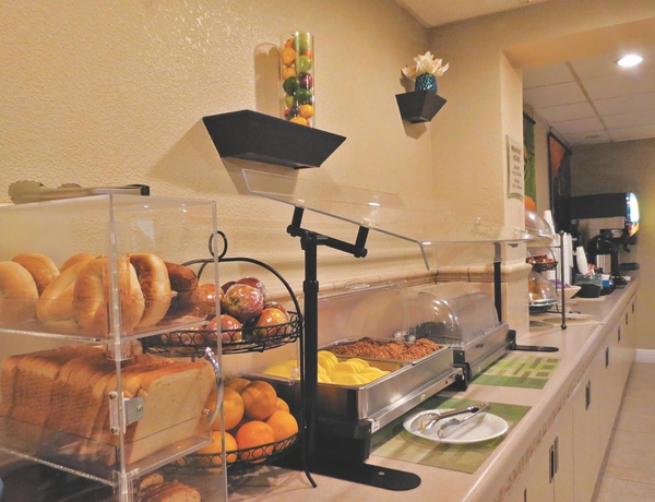 Imagen del bar/restaurante del Hotel La Quinta Inn by Wyndham Cocoa Beach-Port Canaveral. Foto 2