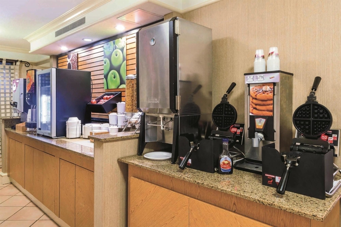Imagen del bar/restaurante del Hotel La Quinta Inn by Wyndham Colorado Springs Garden of the Gods. Foto 3