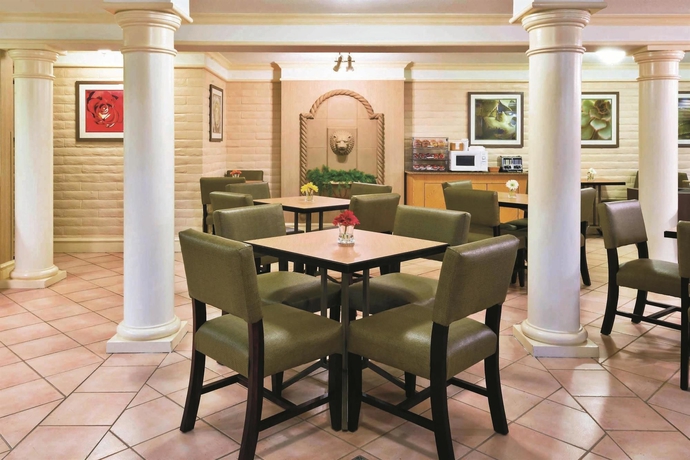 Imagen del bar/restaurante del Hotel La Quinta Inn by Wyndham Colorado Springs Garden of the Gods. Foto 4
