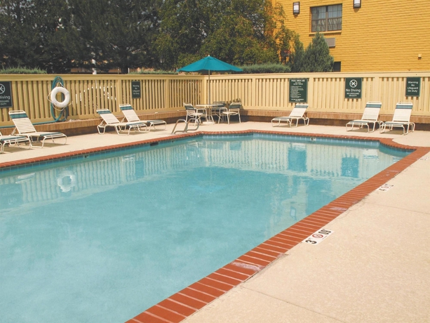 Imagen de la piscina del Hotel La Quinta Inn by Wyndham Colorado Springs Garden of the Gods. Foto 14