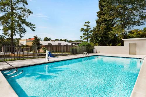 Imagen de la piscina del Hotel La Quinta Inn by Wyndham Columbia NE/Fort Jackson, Columbia. Foto 20