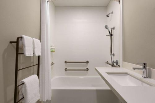 Imagen de la habitación del Hotel La Quinta Inn by Wyndham Columbia NE/Fort Jackson, Columbia. Foto 19
