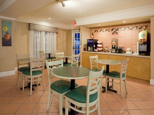 Imagen del bar/restaurante del Hotel La Quinta Inn by Wyndham Dallas Uptown. Foto 3