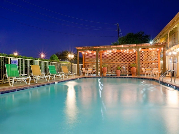 Imagen de la piscina del Hotel La Quinta Inn by Wyndham Dallas Uptown. Foto 5