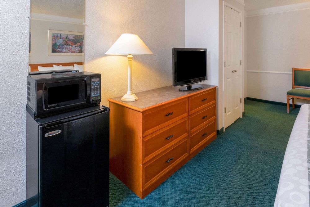 Imagen de la habitación del Hotel La Quinta Inn by Wyndham Farmington. Foto 11