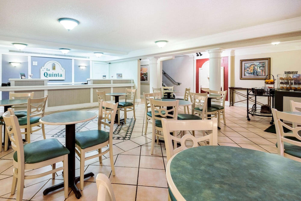 Imagen de los interiores del Hotel La Quinta Inn by Wyndham Farmington. Foto 20