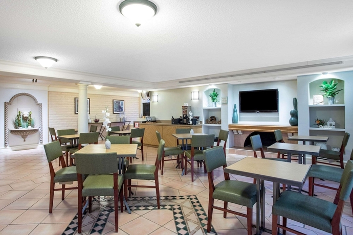 Imagen del bar/restaurante del Hotel La Quinta Inn by Wyndham Huntsville Research Park. Foto 2