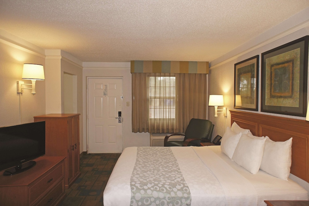 Imagen de la habitación del Hotel La Quinta Inn by Wyndham Pensacola. Foto 6