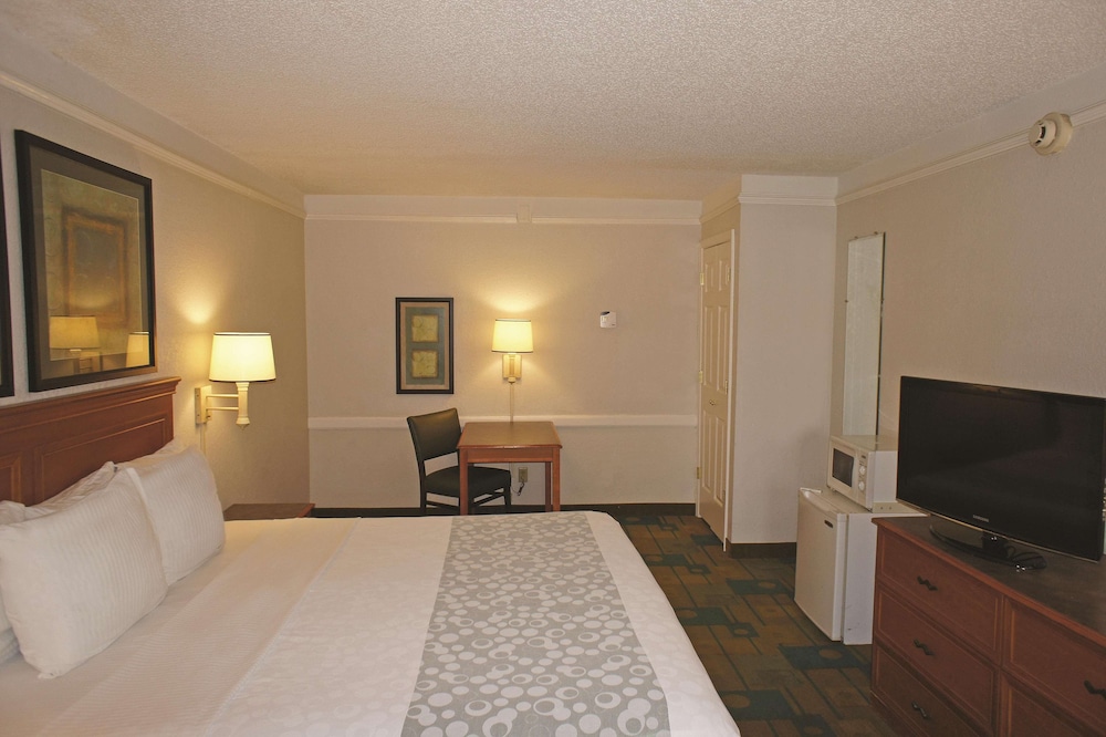 Imagen de la habitación del Hotel La Quinta Inn by Wyndham Pensacola. Foto 7