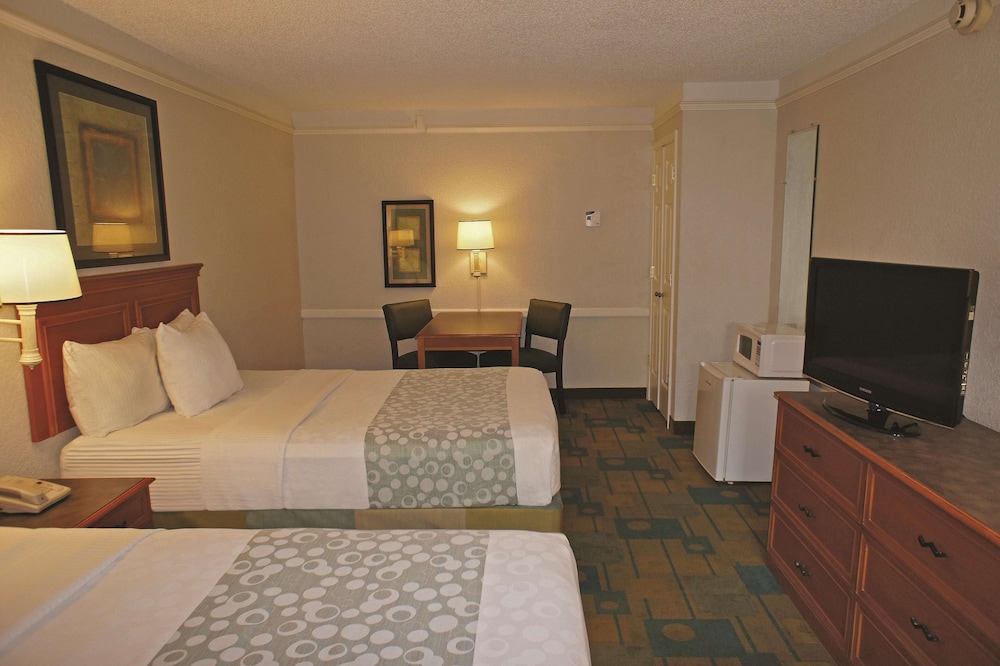Imagen de la habitación del Hotel La Quinta Inn by Wyndham Pensacola. Foto 9