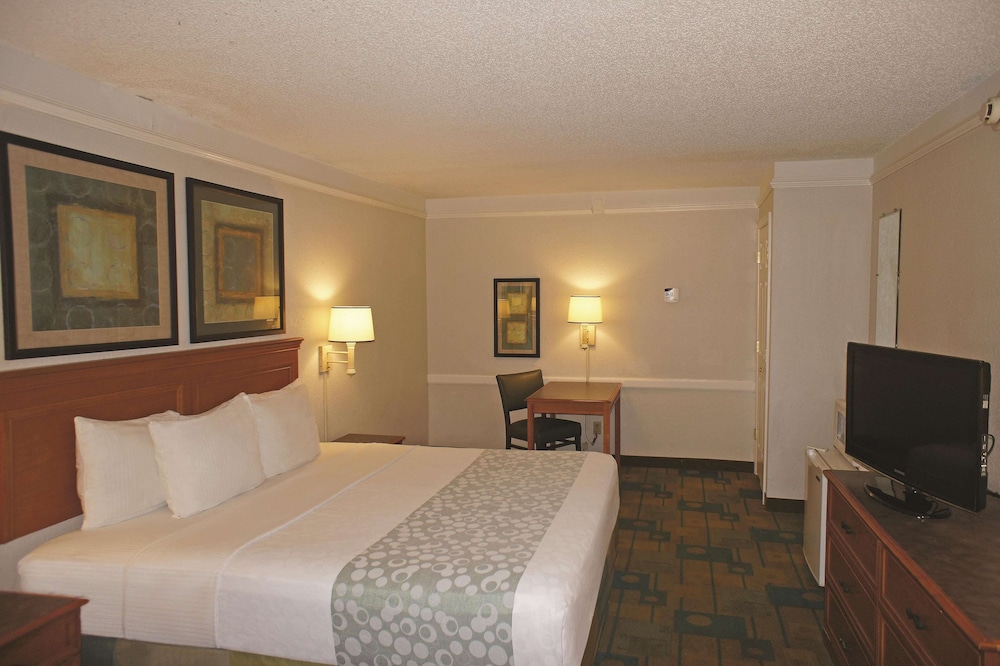 Imagen de la habitación del Hotel La Quinta Inn by Wyndham Pensacola. Foto 11
