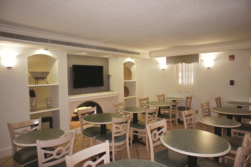Imagen de los interiores del Hotel La Quinta Inn by Wyndham Pensacola. Foto 19