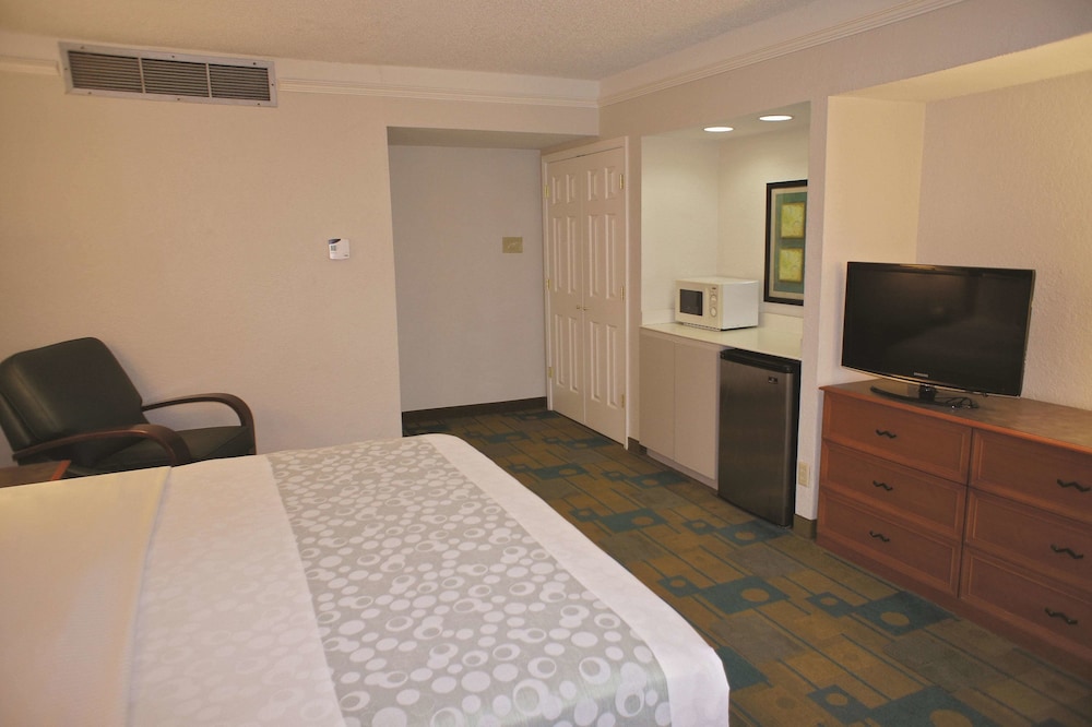 Imagen de la habitación del Hotel La Quinta Inn by Wyndham Pensacola. Foto 17