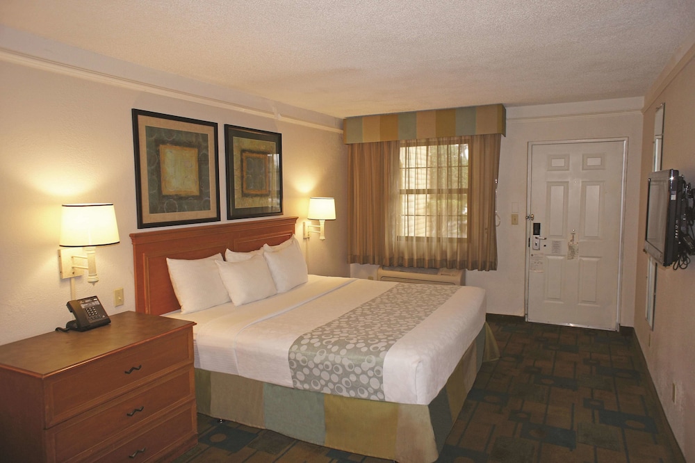 Imagen de la habitación del Hotel La Quinta Inn by Wyndham Pensacola. Foto 18