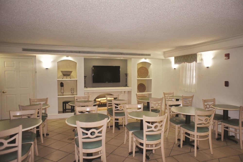 Imagen del bar/restaurante del Hotel La Quinta Inn by Wyndham Pensacola. Foto 3