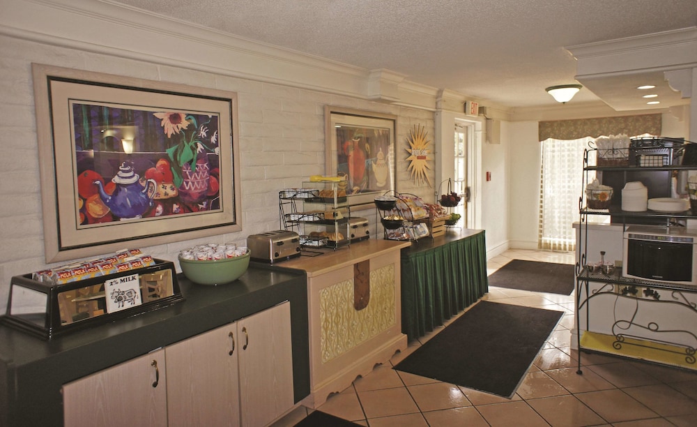 Imagen del bar/restaurante del Hotel La Quinta Inn by Wyndham Pensacola. Foto 4