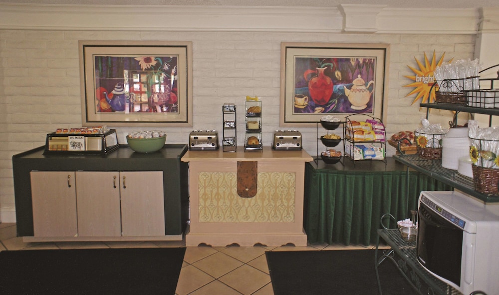 Imagen del bar/restaurante del Hotel La Quinta Inn by Wyndham Pensacola. Foto 5