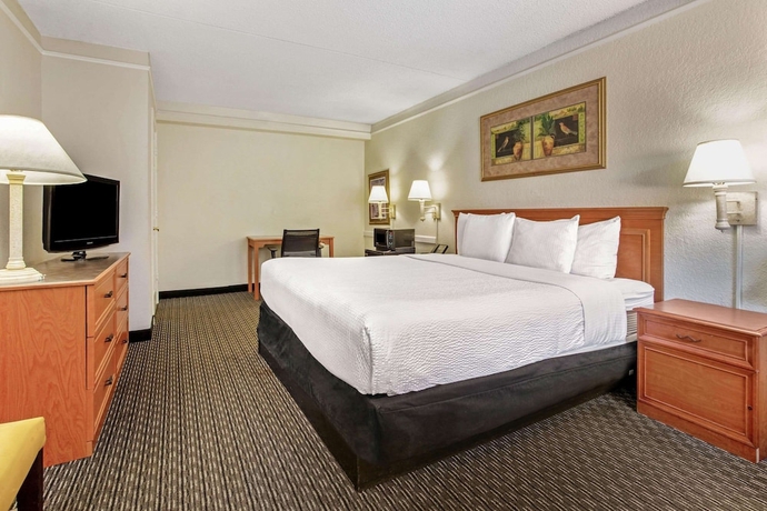 Imagen de la habitación del Hotel La Quinta Inn by Wyndham Tampa Bay Pinellas Park Clearwater. Foto 10