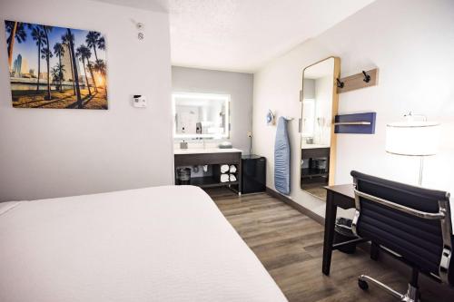 Imagen de la habitación del Hotel La Quinta Inn by Wyndham Tampa Near Busch Gardens, Tampa . Foto 19