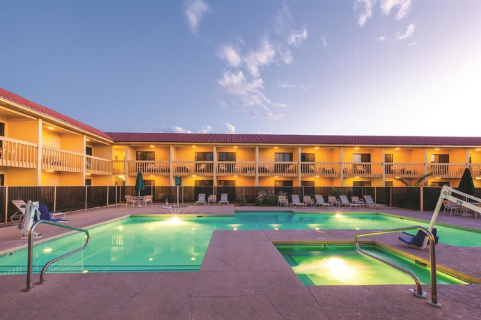 Imagen de la piscina del Hotel La Quinta Inn by Wyndham Tucson East. Foto 13
