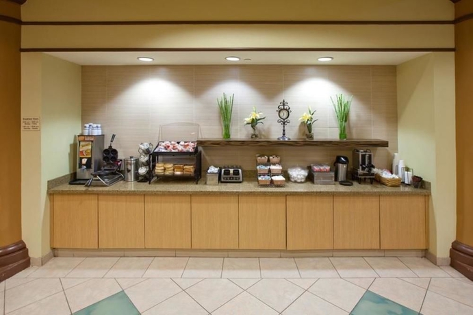 Imagen del bar/restaurante del Hotel La Quinta Inn y Suites Alexandria Airport. Foto 3