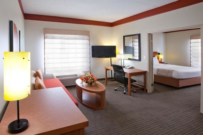 Imagen de la habitación del Hotel La Quinta Inn y Suites Alexandria Airport. Foto 6